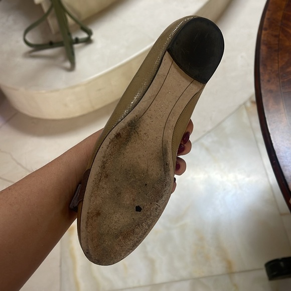 SALVATORE FERRAGAMO PATENT LEATHER VARINA 1cm ECRU ELEPHANT FLATS - Picture 5 of 6